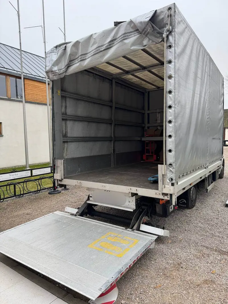 Samochód z windą załadowczą do ciężkich gabarytów