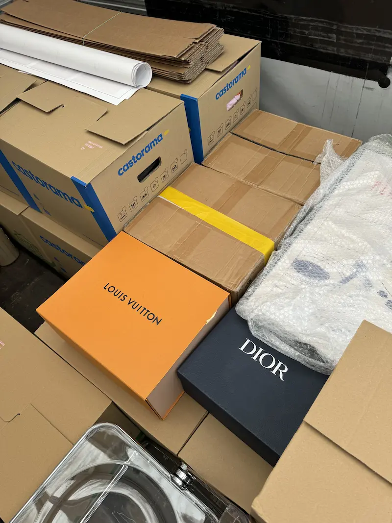 Różnego rodzaju pudełka, kartony i rzeczy zabezpieczone folią bąbelkową