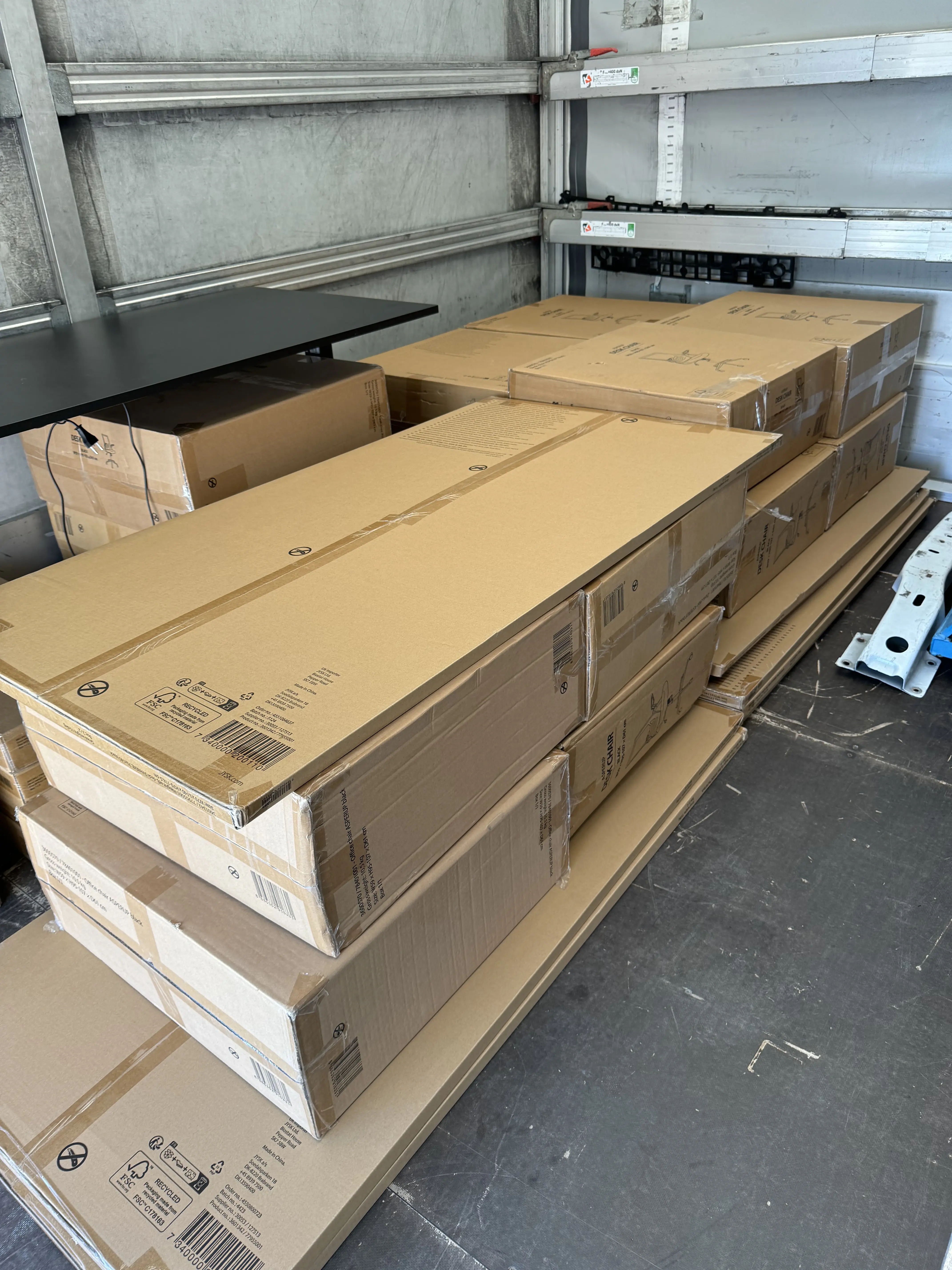 Płaskie kartony z meblami w samochodzie dostawczym