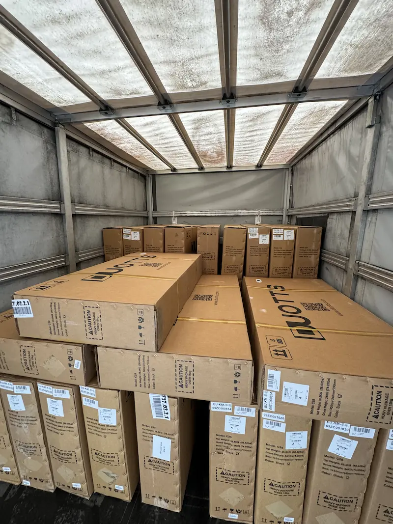 Załadowany samochód dostawczy z kartonami